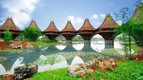 圖為中國-東盟友誼館。該建筑以廣西的風(fēng)雨橋為原型，寓意“手拉手，心連心”。表達(dá)中國與東盟十國睦鄰友好、合作共贏之意。