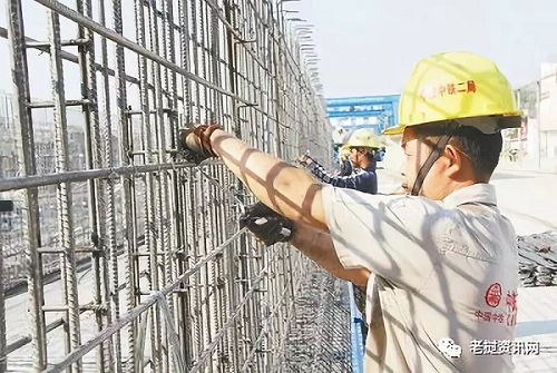 在中老鐵路萬(wàn)象制梁場(chǎng)，中老兩國(guó)技術(shù)人員正在進(jìn)行橋梁預(yù)制。本報(bào)記者 孫廣勇攝